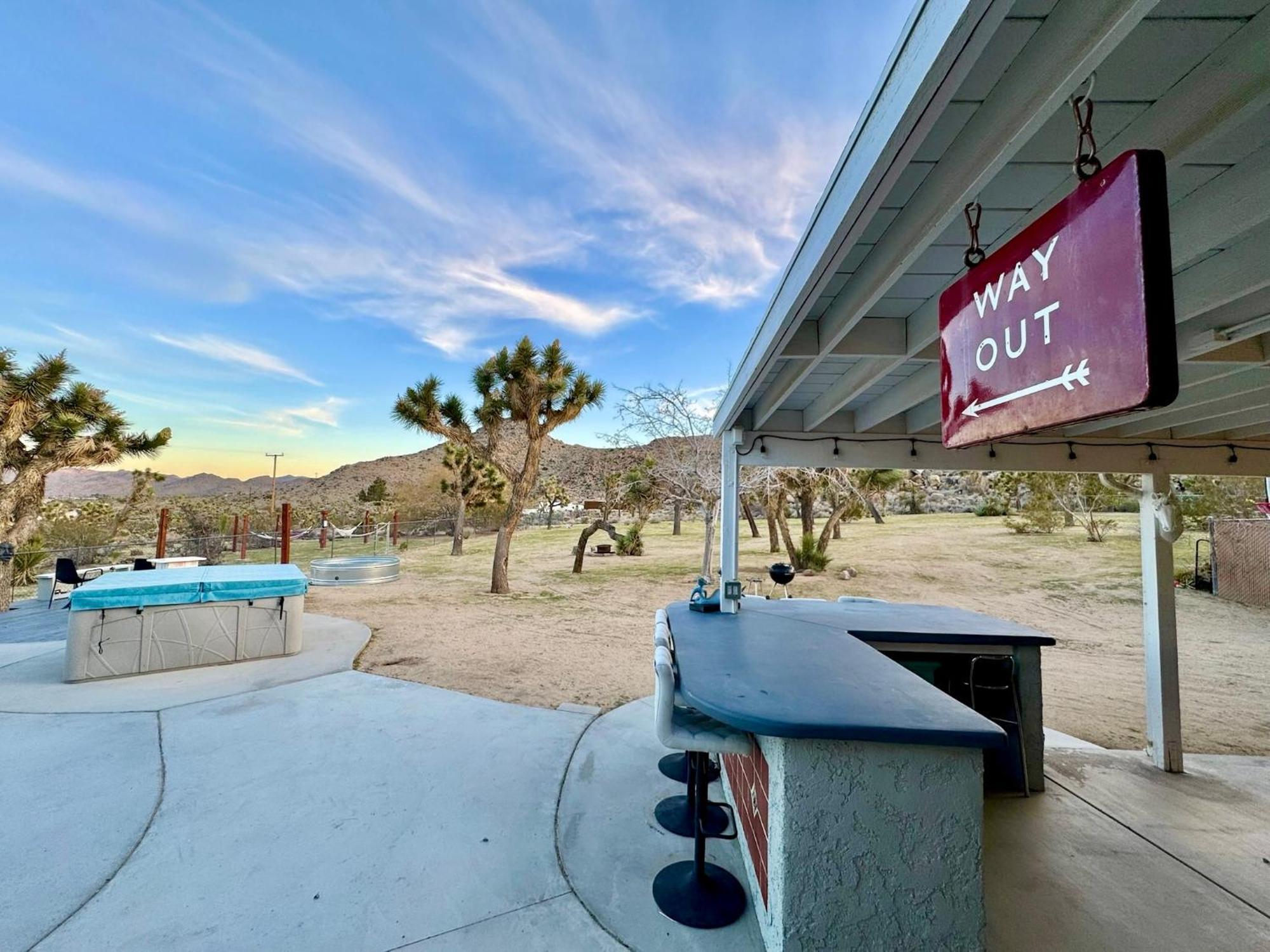Epic Views, Huge House, Acres Of J-Trees To Explore, Hot Tub, Pool, Ac, And Mini-Golf Joshua Tree Eksteriør billede