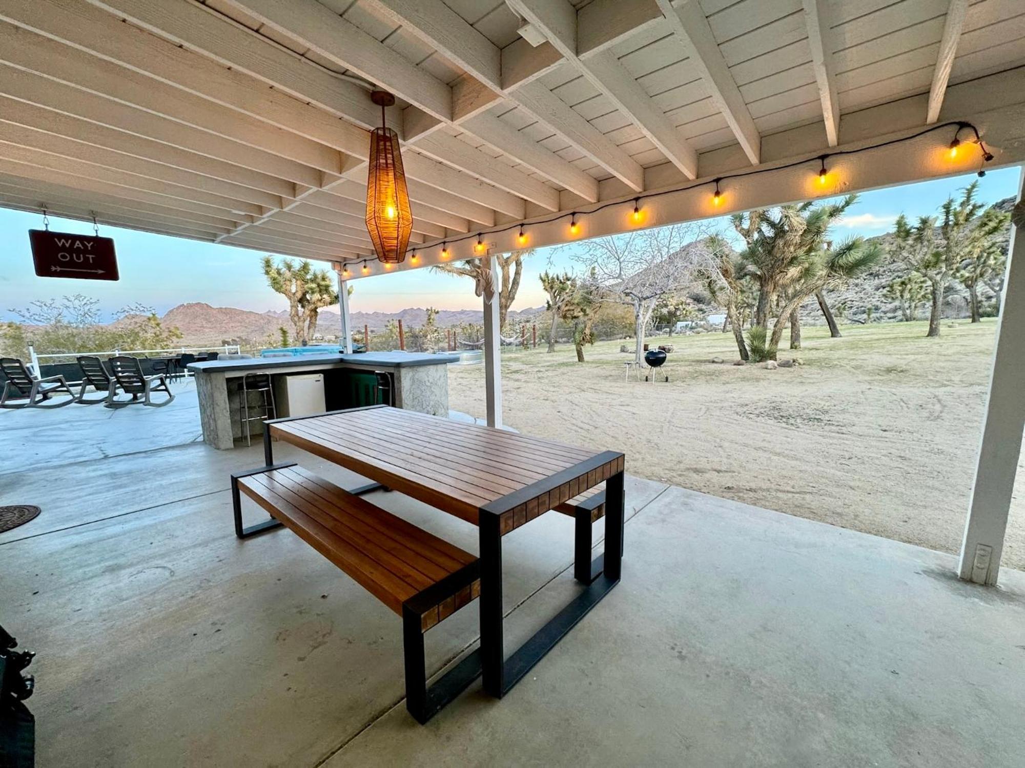 Epic Views, Huge House, Acres Of J-Trees To Explore, Hot Tub, Pool, Ac, And Mini-Golf Joshua Tree Eksteriør billede