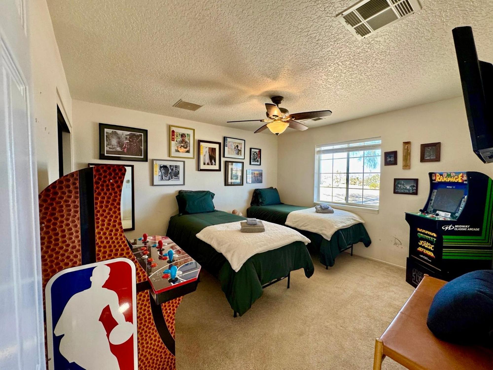 Epic Views, Huge House, Acres Of J-Trees To Explore, Hot Tub, Pool, Ac, And Mini-Golf Joshua Tree Eksteriør billede