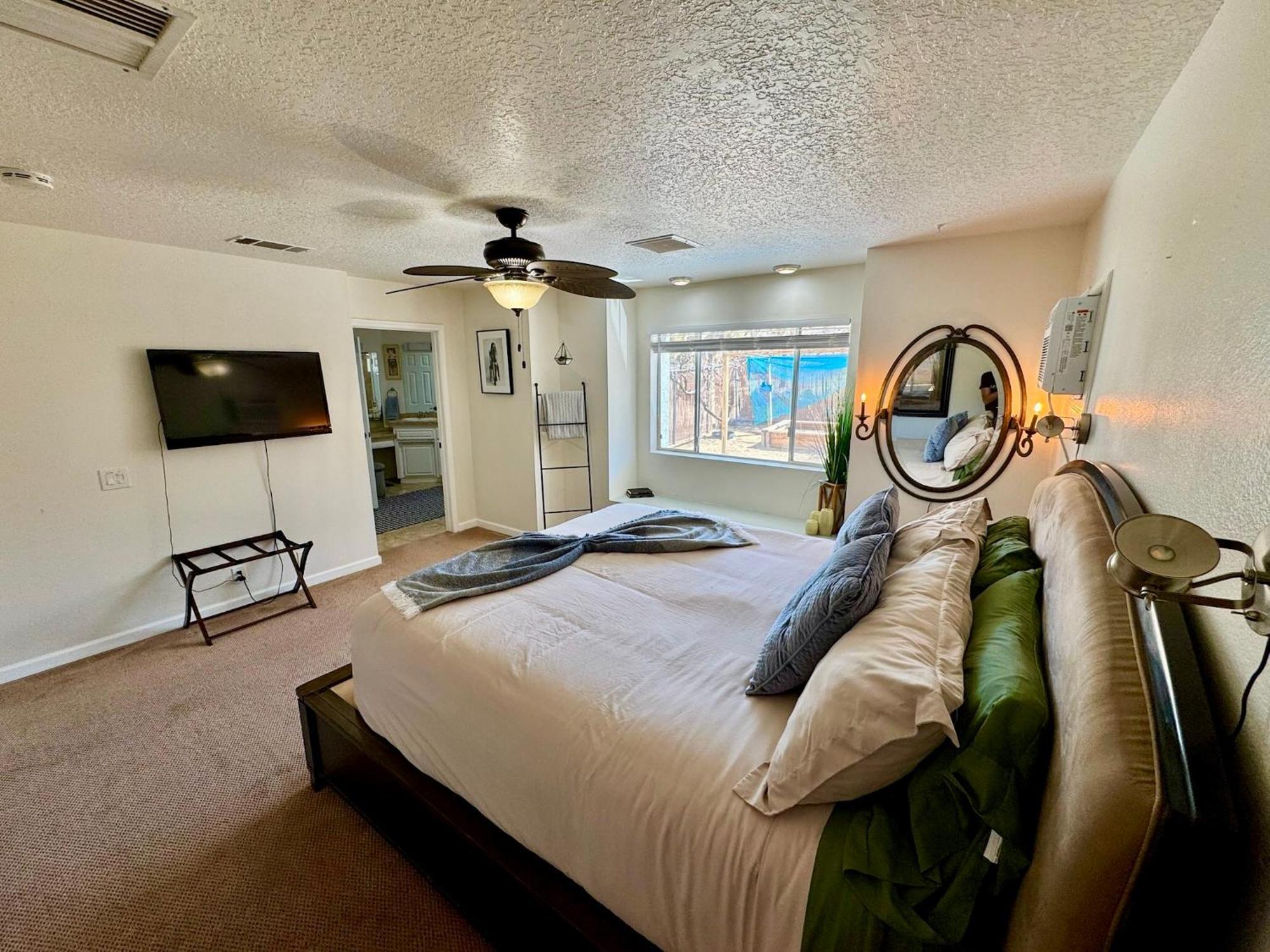 Epic Views, Huge House, Acres Of J-Trees To Explore, Hot Tub, Pool, Ac, And Mini-Golf Joshua Tree Eksteriør billede